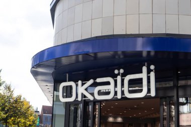AALST, BELGIUM, 4 EKİM 2024: bir Okaidi giyim mağazası ve logosu dış görünümü. Marka, 0-14 yaş arası çocuk giysileri konusunda uzmanlaşmış bir Fransız mağaza zinciri. Yukarıdaki alanı kopyala.