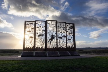 EDE, NETHERLANDS, 2 HAZİRAN 2025: Batan bir güneşe karşı Ginkel Heath 'deki Airbourne anıtı. İkinci Dünya Savaşı 'nda 