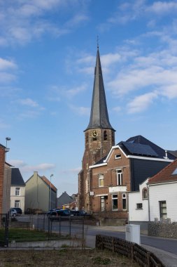 Idegem köyü ve 15. yüzyıl St. Peters kilisesi, Doğu Flanders, Belçika yakınlarındaki Geraardsbergen. Yukarıdaki alanı kopyala.