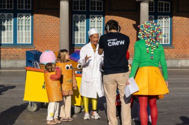 AALST, BELGIUM, 3 Mart 2025: yeni 'Ketnet' TV sunucusu Lee Arrendell Aalst karnavalında film çekiyor. Aalst Mardi Gras, Flanders 'taki en büyük karnaval kutlaması. 