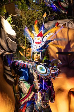 AALST, BELGIUM, 2 Mart 2025: Aalst Mardi Gras kutlamalarına katılan parlak aydınlatılmış karnaval dansçısı. Yıllık karnaval geçidi her yıl 100 bin seyirciyi çekiyor. Boşluğu kopyala.