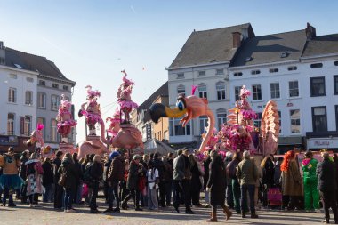 AALST, BELGIUM, 3 Mart 2025: Karnaval Grubu De Melkmoilen ve yüzer, Aalst karnaval geçidi sırasında kalabalıkla birlikte. Aalst Mardi Gras, Flanders 'ta 100.000 izleyiciyle düzenlenen en büyük karnaval kutlaması.