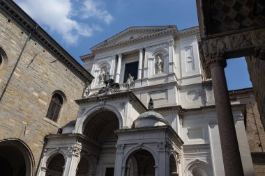 Bergamo Katedrali 'nin (Sant' Alessandro Martire) İtalya 'nın Lombardiya şehrindeki eski Bergamo (Citta Alta) şehrindeki dış manzarası..