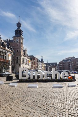 BINCHE, BELGIUM, 3 Nisan 2025: Grand Place ve Binche Eski Belediye Binası manzarası. Binche, Hainaut Eyaleti 'nin batısında yıllık karnaval kutlamalarıyla tanınan küçük bir şehirdir. Boşluğu kopyala.