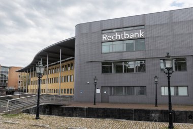 MIDDELBURG, NETHERLANDS, 20 NİSAN 2025: Zeeland 'ın dış görünüşü - Batı Brabant Adliyesi Middelburg. 1995 'te inşa edildi ve Hubert-Jan Henket tarafından tasarlandı. İllüstrasyon Editörü.