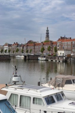 Bahar 'daki Middelburg Limanı manzarası, Zeeland, Hollanda. Liman tarihi binalar ve Havendijk 'ten Spijker Köprüsü' ne doğru çekilen modern teknelerin bir karışımıdır. Boşluğu kopyala.