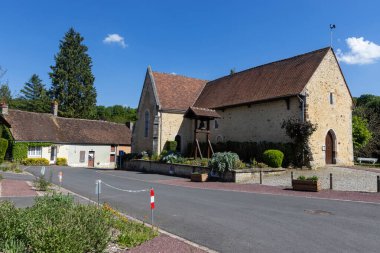Güzel Fransız köyü ve Saint-Rigomer-des-Bois kilisesi, Fransa 'nın Sarthe şehrinde Alencon yakınlarında..