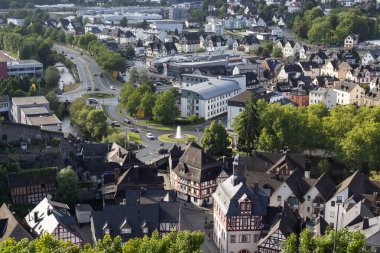 Oranienstadt Dillenburg, Almanya 'nın Hesse eyaletinde yer alan bir şehirdir. Ön planda eski bir kasaba, güzel bir akşam ışığında yıkanmış..