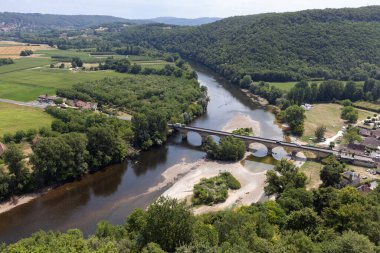 Dordogne Nehri ve vadisinin havadan görünüşü ve Fransa 'nın Perigord Noir kentindeki Castelnaud-la-Chapelle' de akan Dordogne nehri gibi Castelnaud plajı. Boşluğu kopyala.