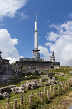 CLERMONT-FERRAND, FRANCE, 24 Temmuz 2025: Auvergne 'deki Puy de Dome volkanının zirvesinde televizyon anteni ve Merkür Uzay Tapınağı. Bölge Fransa 'nın en büyük bölgesi olarak sınıflandırılmıştır..