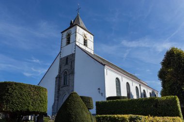 Kwaremont 'taki 18. yüzyıl Saint Amandus Kilisesi' nin dış görünüşü, Belçika 'nın Flaman Ardennes bölgesindeki Kluisbergen. Yukarıdaki alanı kopyala.