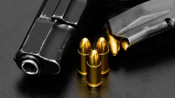 Fotos Pistolas Balas Sobre Fondo Negro —  Fotos de Stock