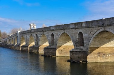 Tarihi yerler. Tarihi mimari ve taş köprülerin fotoğrafları. Tunca Nehri Taşı Köprüsü.