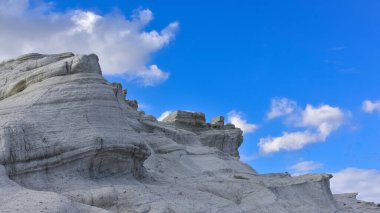 Deniz kenarındaki görüntüler. Taşlı ve kayalık deniz kenarlarının fotoğrafları.