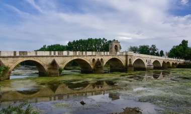 Tarihi yerler. Tarihi mimari ve taş köprülerin fotoğrafları. Tunca Nehri Taşı Köprüsü.