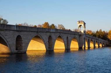 Tarihi yerler. Tarihi mimari ve taş köprülerin fotoğrafları. Meric Nehri Taş Köprüsü.