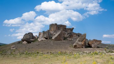 Jeolojik oluşumlar ve sönmüş volkanların fotoğrafları. manzara resimleri.