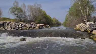 Kırsal alanlar ve manzara görüntüleri. dere ve şelale videoları.