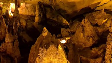 Jeolojik oluşumlar. Doğal mağaralar, sarkıtlar ve dikitler. dupnisa mağara videoları.