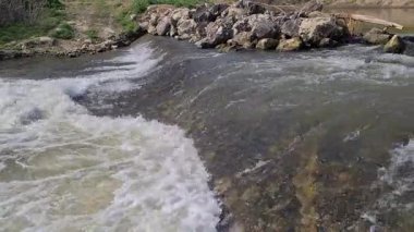 Kırsal alanlar ve manzara görüntüleri. dere ve şelale videoları.