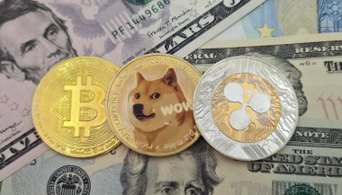 1 Eylül 2026, Trkiye. Amerikan doları üzerinden Bitcoin, Dogecoin ve XRP fotoğrafları. Editör fotoğrafı.