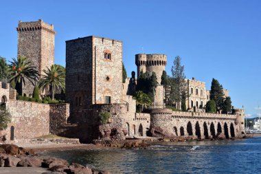 Fransa, Fransız Rivierası, Thoule sur mer, bu kale eski bir sabun fabrikası üzerine inşa edildi ve 19. yüzyılda yeniden inşa edildi..