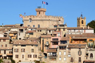 Fransa, Fransız Rivierası, Haut de Cagnes, tepenin üstündeki bu güzel köy Cagnes sur Mer 'in en eski ilçesidir. Işığa aşık ressam Auguste Renoir atölyesini oraya kurmuştu..