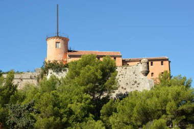 Fransa 'da, Fransız Rivierası' nda, Sainte Marguerite Adası 'ndaki Kraliyet Kalesi' nde amforaların, Alman gemilerinin enkazlarından gelen seramiklerin sergilendiği deniz müzesi korunmaktadır..