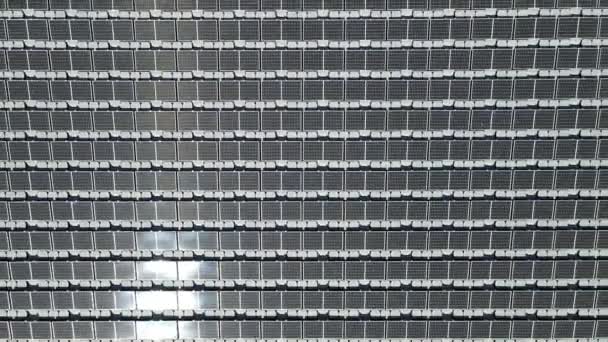 Αεροφωτογραφία Των Ηλιακών Συλλεκτών Των Ηλιακών Κυττάρων Σημαδούρα Που Επιπλέουν — Αρχείο Βίντεο