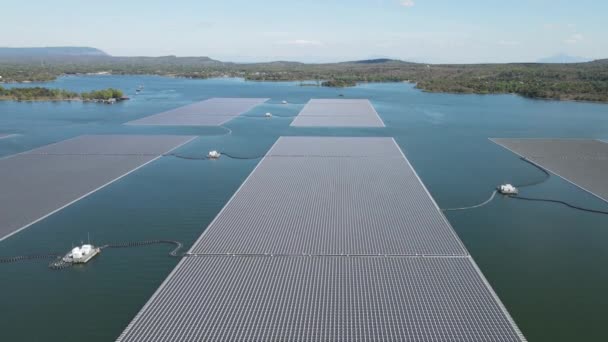 Luftaufnahme Von Sonnenkollektoren Oder Solarzellen Auf Bojen Die Meer Oder — Stockvideo