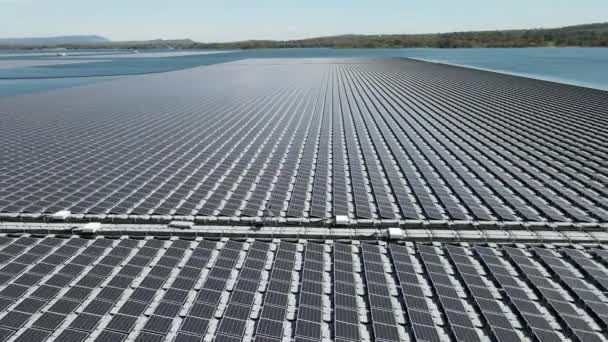 从空中俯瞰漂浮在湖海或海洋中的浮标上的太阳能电池板或太阳能电池 可再生能源的发电厂 — 图库视频影像