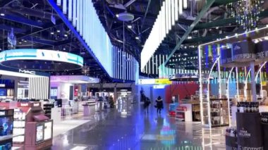 MOSCOW, RUSSIA - NOVEMBER 28, 2022: Moskova 'daki Sheremetyevo Havaalanı Yeni Yıl dekorasyonu ile dekore edildi. Noel atmosferi.
