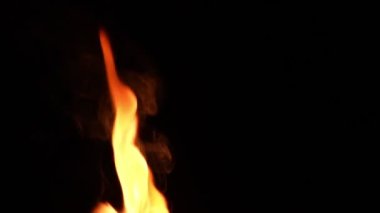 Kara Arkaplanda Alev Dili. Süper Yavaş Hareketi Ateşle.