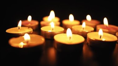 Mumlar Karanlığın İçindeki Yumuşak Sarı Alevle Yanar. Din ve Cenaze Konsepti. Ölüler için Keder. Yavaş Hareket.
