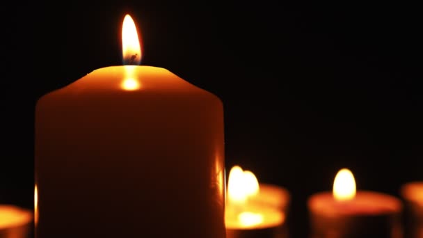 蜡烛在黑暗中以柔和的黄色火焰燃烧 宗教和丧葬观念 为死者悲伤 慢动作 — 图库视频影像