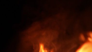 Kara Arkaplanda Alev Dili. Süper Yavaş Hareketi Ateşle.