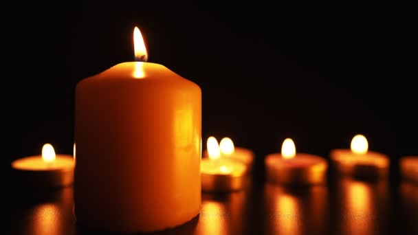 Κεριά Καίγονται Μια Απαλή Κίτρινη Φλόγα Στο Σκοτάδι Θρησκεία Και — Αρχείο Βίντεο