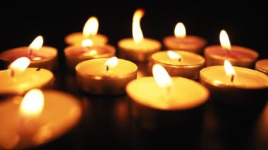 Mumlar Karanlığın İçindeki Yumuşak Sarı Alevle Yanar. Din ve Cenaze Konsepti. Ölüler için Keder. Yavaş Hareket.
