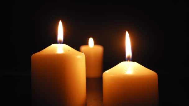 Три Свічки Спалюються Яким Жовтим Полум Темряві Знищуються Вітром Повільний — стокове відео