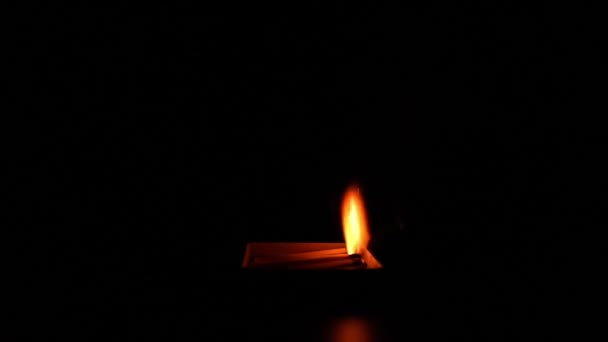 Γλώσσα Της Φλόγας Από Την Καύση Matchbox Μαύρο Φόντο Φωτιά — Αρχείο Βίντεο