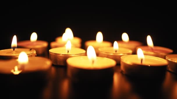 Свічки Спалюються Яким Жовтим Полум Темряві Релігія Похоронна Концепція Плач — стокове відео