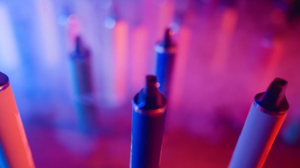 Veel Sigaretten Vapes Neon Lighting Smoke Het Concept Van Slechte — Stockvideo