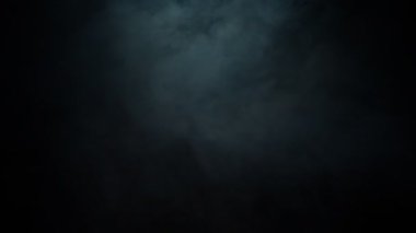 Siyah arka planda sigara içmek. Yavaş çekim.