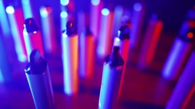 Neon Lighting ve Smoke 'ta bir sürü e-sigara ve Vapes var. Kötü alışkanlık kavramı. Modern Tütün Ürünleri Alternatifi. Nikotin Bağımlılığı. Yavaş Hareket.