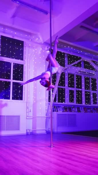 Athletic Woman Performs Beautiful Dance Number Pylon Neon Lighting Pole — Stock video