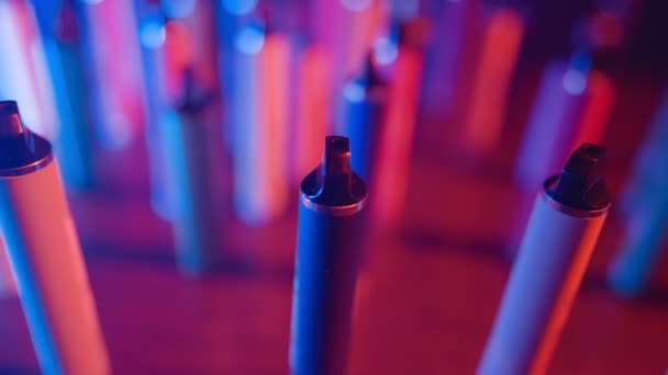 Neon Lighting Smoke Bir Sürü Sigara Vapes Var Kötü Alışkanlık — Stok video