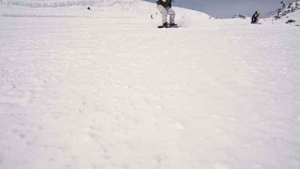 Elbrus Russia February 2023 Snowboarder Slows Snowboard Raking Snow Camera — Stok video