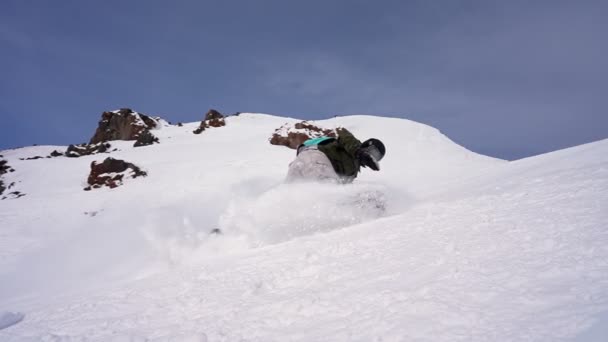 Snowboardcu Kar Kaykayında Yavaşlıyor Kameraya Kar Yağıyor Süper Yavaş Çekim — Stok video