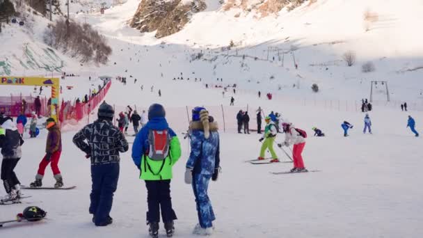Elbrus Russia February 2023 Resting Skiers Stand Slope Mountain Holidays — Stok video