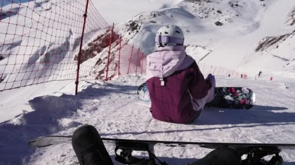 Pov Snowboarder Sits Resting Slope Ski Resort Slow Motion — Stok video